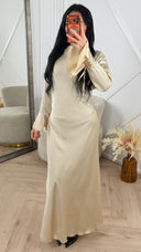 Satijnen Maxi Jurk met Tailleceintuur en Goudkleurige Bracelet