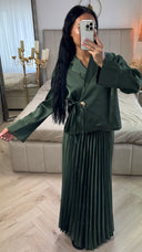 2-Delige Satijnlook Set met Plissé Rok en Goudkleurige Knopsluiting