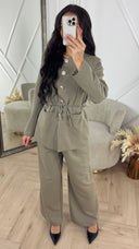 Luxe Two-Piece Set met Gouden Knopen & Ceintuur