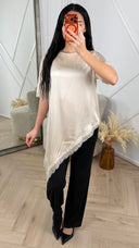 Satijnen Top met Asymmetrische Kantafwerking