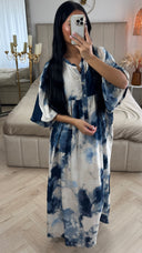 Maxi Jurk met Marmerprint en Knoopdetail