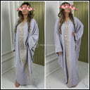 Übergroßes Abaya-Kleid mit goldener Stickerei in der Mitte