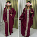 Übergroßes Abaya-Kleid mit goldener Stickerei in der Mitte