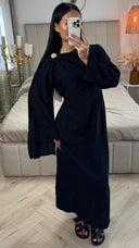 Asymmetrische Drapejurk met Cape, Broche & Ceintuur