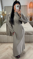 Asymmetrische Drapejurk met Cape, Broche & Ceintuur