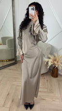 Satijnen Maxi Jurk met Tailleceintuur en Goudkleurige Bracelet