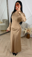 Satijnen Maxi Jurk met Tailleceintuur en Goudkleurige Bracelet
