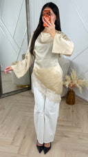 Satijnen Top met Asymmetrische Kantafwerking