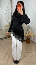 Satijnen Top met Asymmetrische Kantafwerking