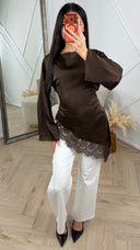 Satijnen Top met Asymmetrische Kantafwerking