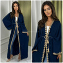 Kimono mit besticktem Bindegürtel