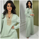 Maxikleid mit V-Ausschnitt und goldener Stickerei M5177