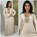 Maxikleid mit V-Ausschnitt und goldener Stickerei M5177