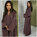 Abaya mit V-Ausschnitt und doppelter goldener Naht in der Mitte