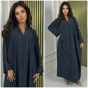 Abaya mit V-Ausschnitt und doppelter goldener Naht in der Mitte