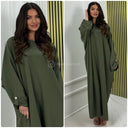 Übergroßes, bequemes Kleid mit kleinen Schlitzen und Knopfleiste am Ärmel