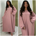 Übergroßes, bequemes Kleid mit kleinen Schlitzen und Knopfleiste am Ärmel