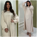 Übergroßes, bequemes Kleid mit kleinen Schlitzen und Knopfleiste am Ärmel