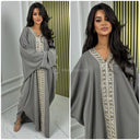 Übergroßes Abaya-Kleid mit goldener Stickerei in der Mitte