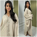 Übergroßes Abaya-Kleid mit goldener Stickerei in der Mitte