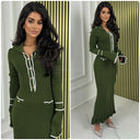Ausgestelltes Kleid aus Rippstrick mit weißen Streifen