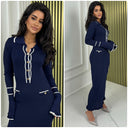Ausgestelltes Kleid aus Rippstrick mit weißen Streifen