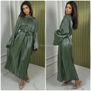 Hochgeschlossenes Kleid mit glänzendem Bindegürtel