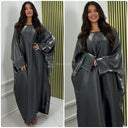 Superübergroßes Kleid aus glänzendem Material