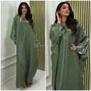Superübergroßes Kleid aus glänzendem Material