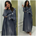 Superübergroßes Kleid aus glänzendem Material