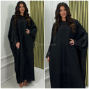 Superübergroßes Kleid aus glänzendem Material