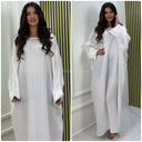 Superübergroßes Kleid aus glänzendem Material