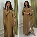 Superübergroßes Kleid aus glänzendem Material