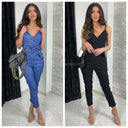 Jumpsuit mit Bindegürtel und V-Ausschnitt