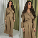 Kleid mit plissiertem Bindegürtel und Taillendetail
