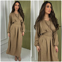 Kleid mit plissiertem Bindegürtel und Taillendetail