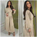 Kleid mit plissiertem Bindegürtel und Taillendetail