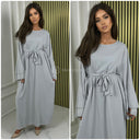 Kleid mit weiten Ärmeln, goldener Naht, Bindegürtel