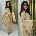 Kleid mit weiten Ärmeln, goldener Naht, Bindegürtel