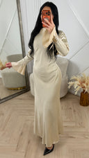 Satijnen Maxi Jurk met Tailleceintuur en Goudkleurige Bracelet