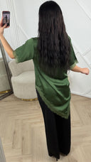 Satijnen Top met Asymmetrische Kantafwerking