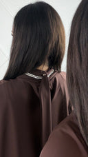 Abaya met strassdetails en cape mouwen