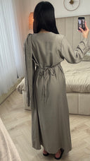 Asymmetrische Drapejurk met Cape, Broche & Ceintuur