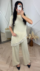 2-Piece Set met Structuurstof en Kantdetails