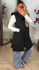Lange gewatteerde bodywarmer met capuchon