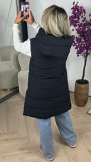 Lange gewatteerde bodywarmer met capuchon