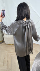 Satijnen Blouse met Hoge Hals en Strikdetail