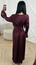 Satijnen Maxi Jurk met Tailleceintuur en Goudkleurige Bracelet