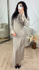 Satijnen Maxi Jurk met Tailleceintuur en Goudkleurige Bracelet