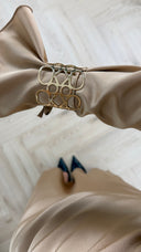 Satijnen Maxi Jurk met Tailleceintuur en Goudkleurige Bracelet